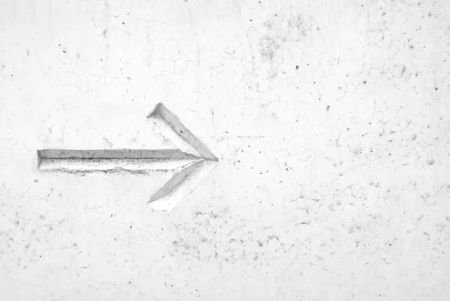 Arrow pointing forward